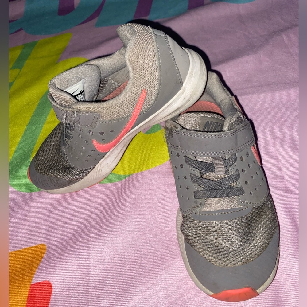 Nike Kids Sneakers in Gray and Pink